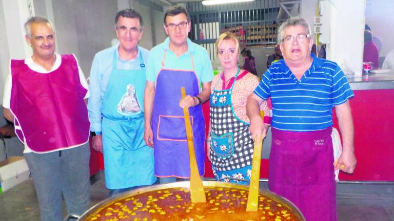 El silo se llena de comensales para respaldar a Cáritas local El silo se llena de comensales para respaldar a Cáritas local