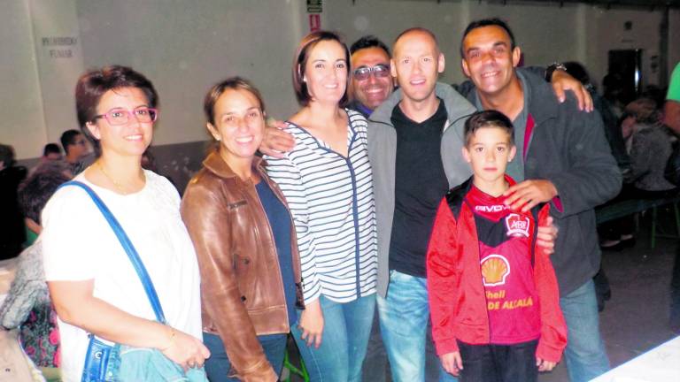 El silo se llena de comensales para respaldar a Cáritas local El silo se llena de comensales para respaldar a Cáritas local