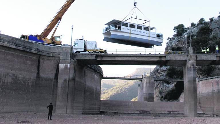 El barco solar toca por fin el agua del pantano del Tranco El barco solar toca por fin el agua del pantano del Tranco