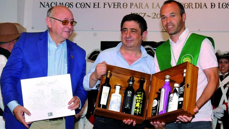 Carboneros recibe con honores al futbolista Andrés Iniesta