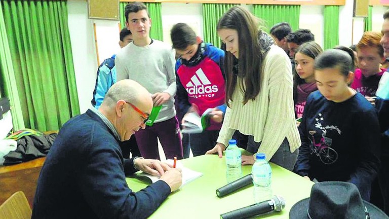 Alumnos del IES Sierra de las Villas participan en encuentros con autores literarios