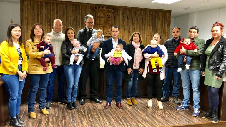 El Ayuntamiento de Siles entrega las ayudas al fomento de la natalidad El Ayuntamiento de Siles entrega las ayudas al fomento de la natalidad