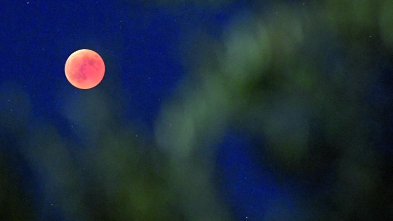 La luna de sangre que “eclipsó” a la provincia y a los jiennenses durante la noche