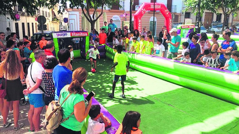La Plaza del Ayuntamiento se llena de bullicio infantil gracias a la “Titanitos Cup”
