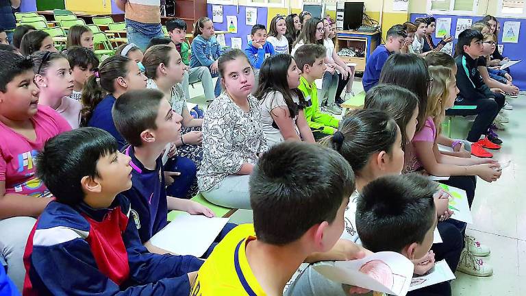 Pablo Sainz hace vibrar a alumnos y profesores del colegio Marqueses de Linares Pablo Sainz hace vibrar a alumnos y profesores del colegio Marqueses de Linares