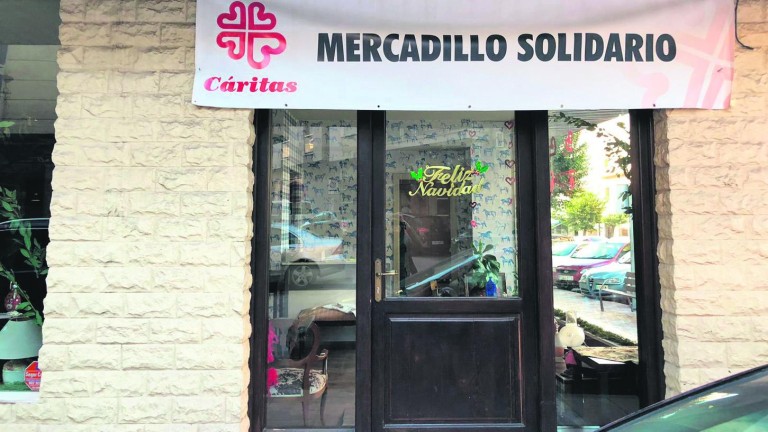 El mercadillo solidario de Cáritas pretende ayudar a los vecinos más necesitados