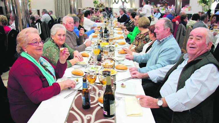 Un multitudinario Almuerzo de la Tercera Edad en los Salones Don Luis