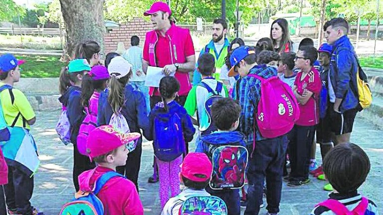 Numerosos niños del municipio participan en la XVI Ruta de Senderismo