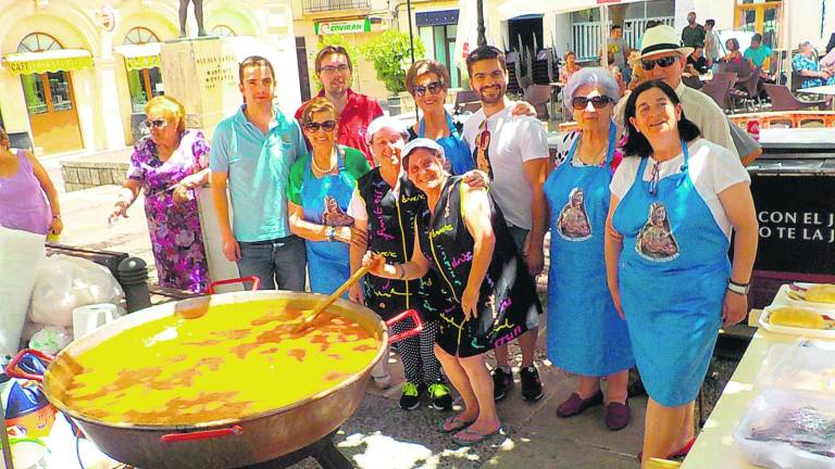 Vecinos ayudan a Cáritas en un guiso de la cofradía de la patrona