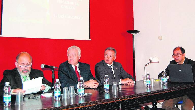 Conferencia a cerca del tremolar de las banderas