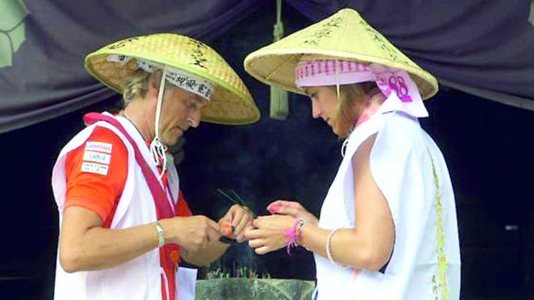 Mireia Belmonte, como pez en el agua con Jesús Calleja Mireia Belmonte, como pez en el agua con Jesús Calleja