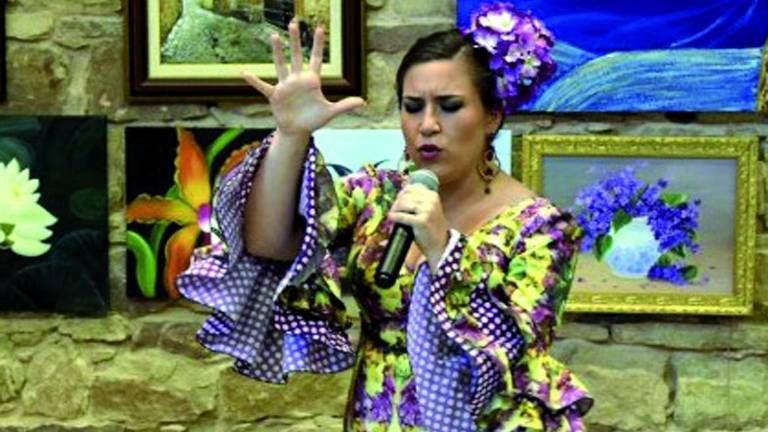 Toñi Ronquillo deleita con su arte a los mayores de Linares Toñi Ronquillo deleita con su arte a los mayores de Linares