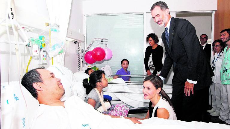 Los monarcas visitan a los ingresados en el hospital