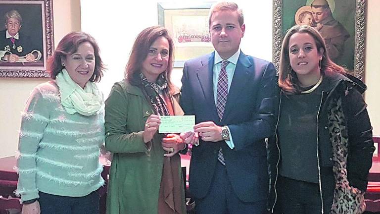 Cheque solidario para Manos Unidas