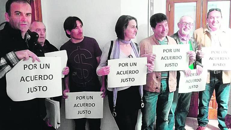 La Policía Local pide con carteles un acuerdo justo