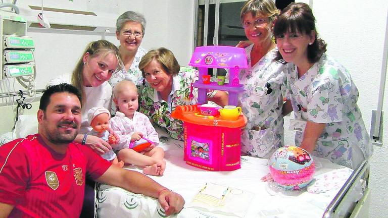 “Pídeme la Luna” regala una cocina de juguete y un muñeco a Yenneva