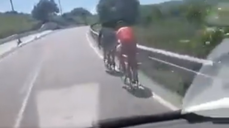 Indignación en las redes por el vídeo de un conductor mofándose de ciclistas