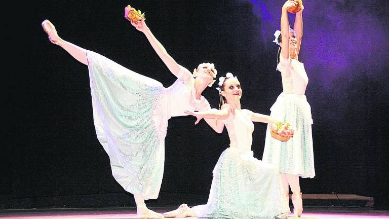 “Renacer” de clásicos con el ballet de Linares “Renacer” de clásicos con el ballet de Linares