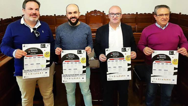 Actuación de piano para saludar abril Actuación de piano para saludar abril