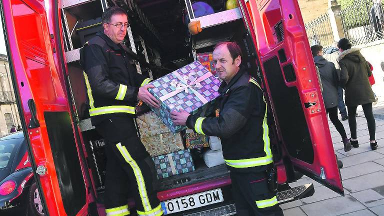Los bomberos y su lado más solidario Los bomberos y su lado más solidario