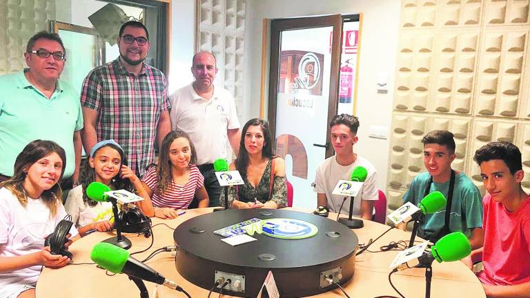 Los corresponsales visitan la radio local