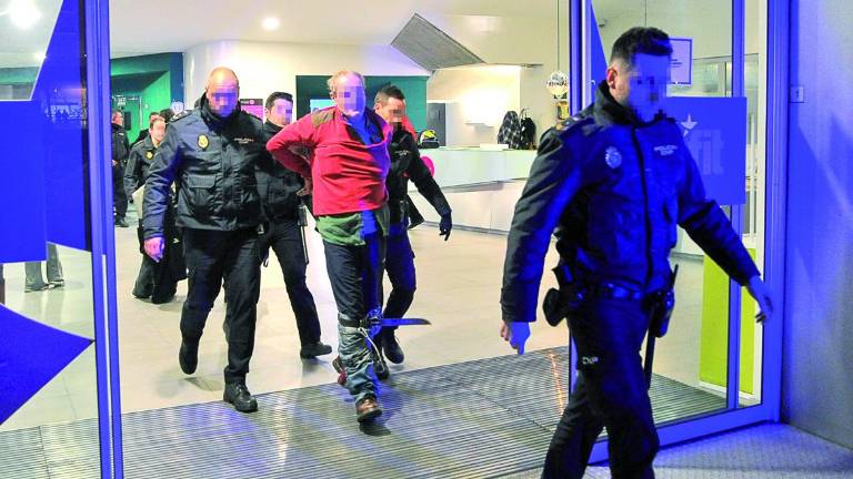 Se tira a la piscina tras colarse en un gimnasio Se tira a la piscina tras colarse en un gimnasio