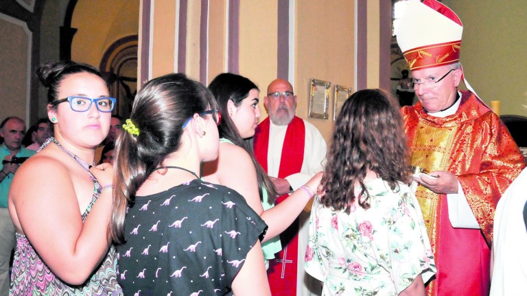 El obispo confirma a ciento veinte fieles