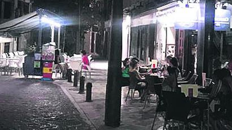 El alumbrado público vuelve a iluminar la calle Mesones