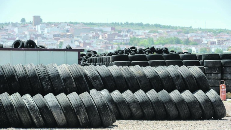 El cementerio de neumáticos no podrá cerrarse hasta 2019