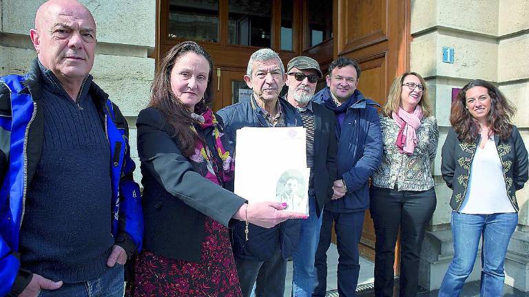 Apoyos para dedicar una plaza a Miguel Hernández