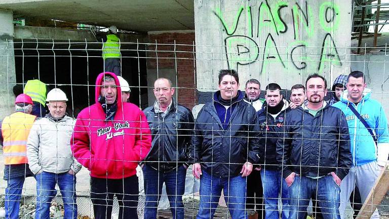 Obreros de los pisos de la Universidad no cobran Obreros de los pisos de la Universidad no cobran