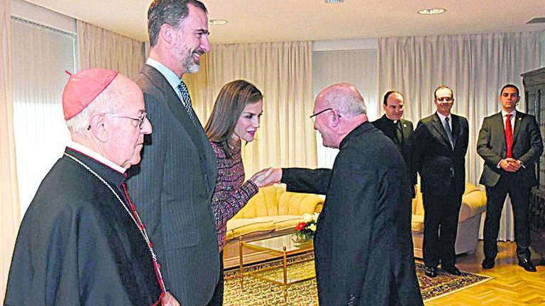 Los Reyes apoyan la labor de caridad de la Iglesia Los Reyes apoyan la labor de caridad de la Iglesia