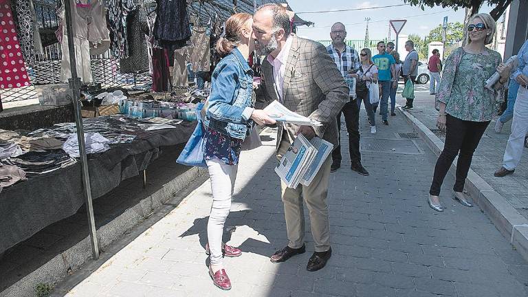 Ruiz del Moral visita el mercadillo local Ruiz del Moral visita el mercadillo local