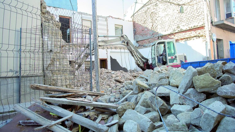 Demolida una casa en Poeta Luis Aranda