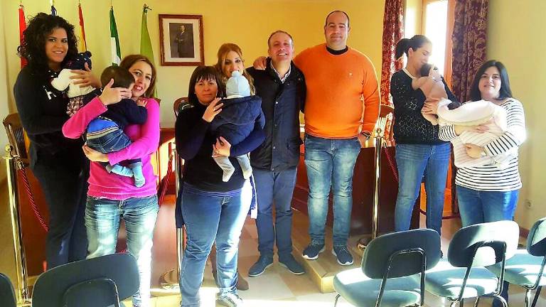 Trece familias se llevan el cheque bebé de Arquillos Trece familias se llevan el cheque bebé de Arquillos