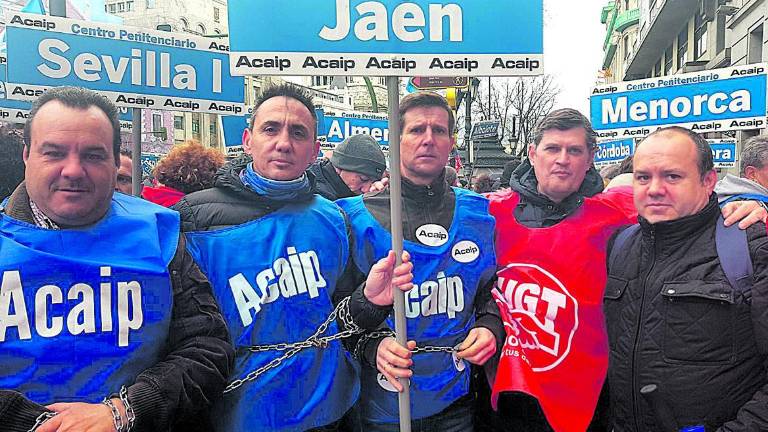 Encadenados para la equiparación salarial Encadenados para la equiparación salarial