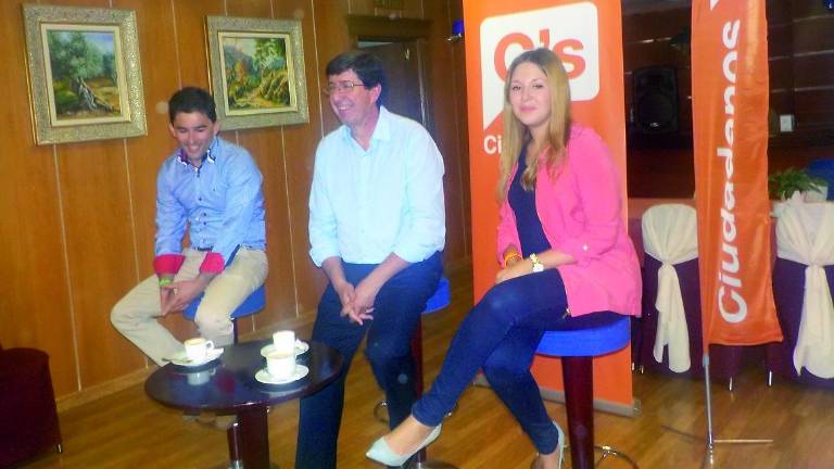 Juan Marín asiste a un café “ciudadano” Juan Marín asiste a un café “ciudadano”