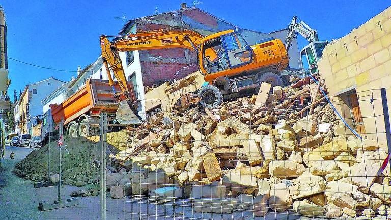 Demolición de las casas derrumbadas Demolición de las casas derrumbadas
