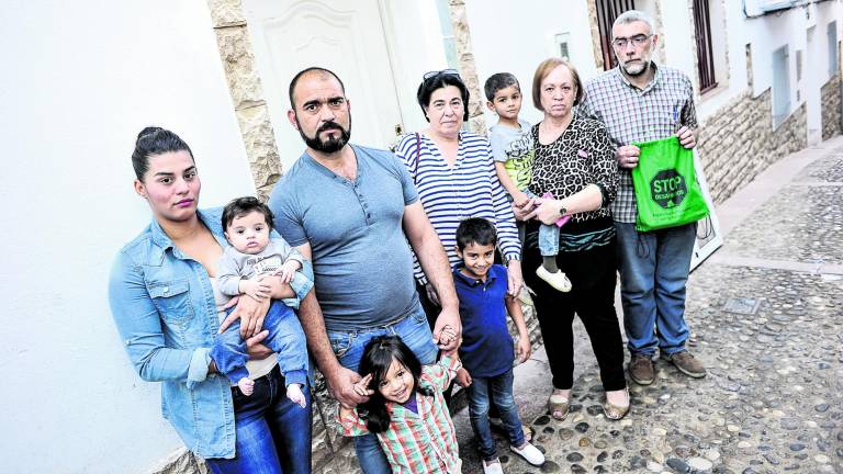 Un “SOS” para no verse en la calle con sus cuatro hijos