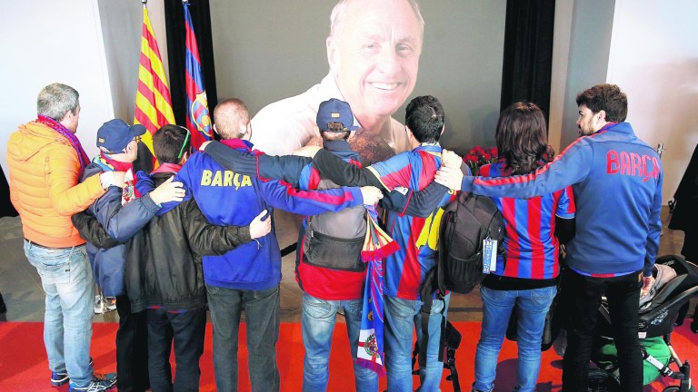 Multitudinario adiós a Cruyff en el Camp Nou