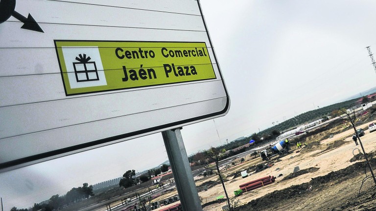 Línea eléctrica bajo tierra para el centro comercial Jaén Plaza