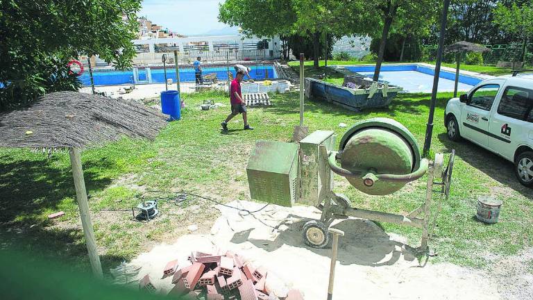 “Mosqueo” por el retraso de las obras de la piscina