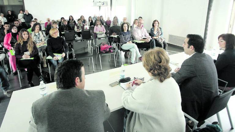 El alojamiento de temporeros es analizado en una jonada El alojamiento de temporeros es analizado en una jonada