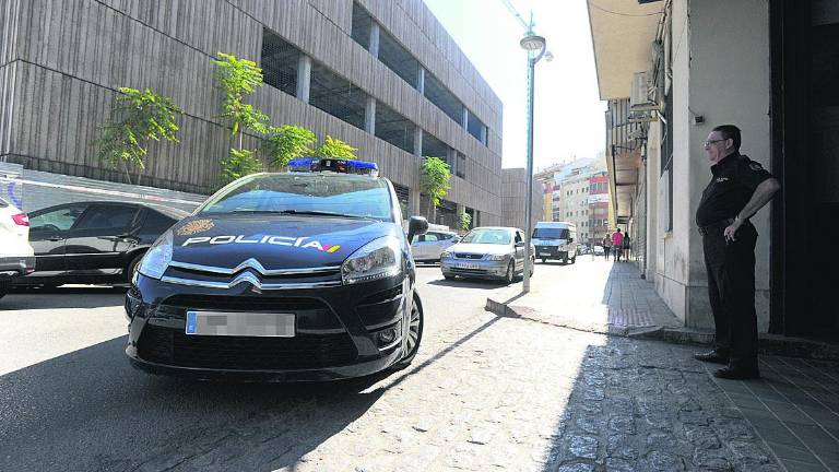 Dos detenidos por golpear a un hombre con un bate de béisbol