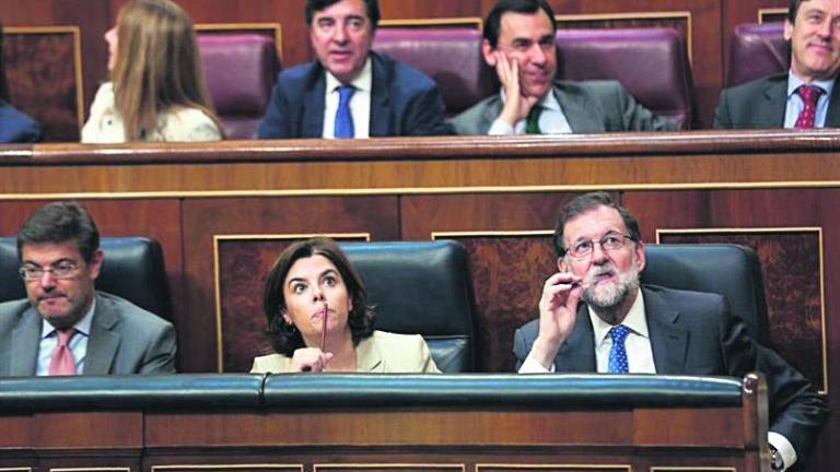 Rajoy calla si intervendrá en la moción de censura