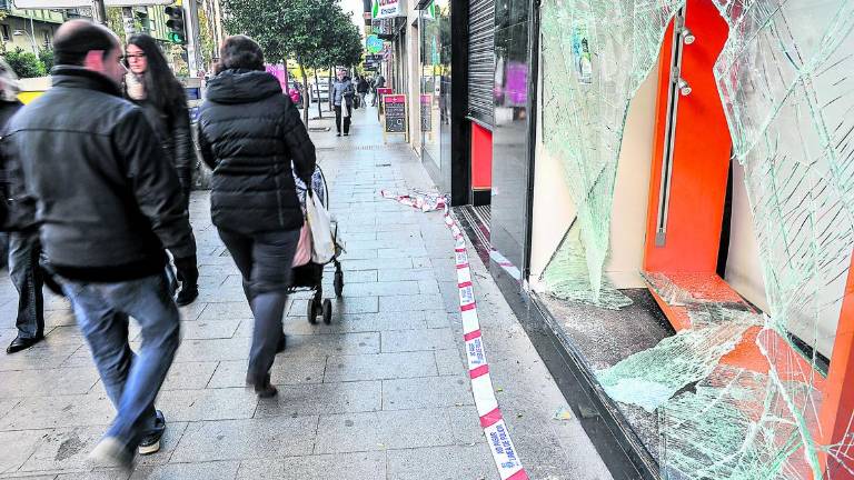 “Aluniceros” revientan una tienda de móviles “Aluniceros” revientan una tienda de móviles