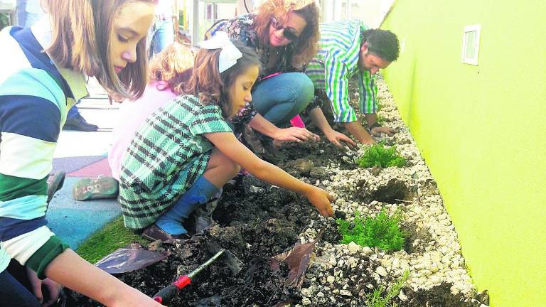 Pequeños agricultores en el Jardín de los Sueños Pequeños agricultores en el Jardín de los Sueños