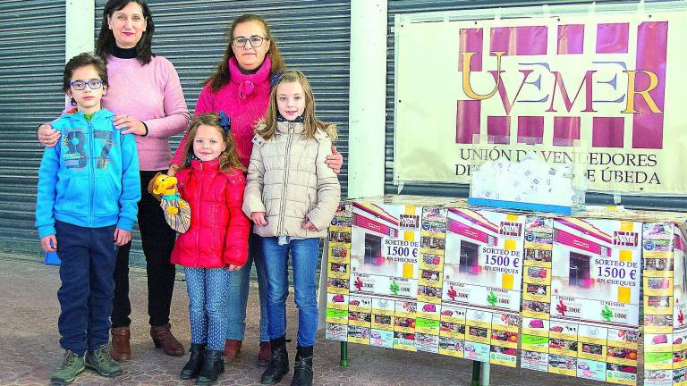 Se reparten 1.500 euros en el Mercado de Abastos Se reparten 1.500 euros en el Mercado de Abastos