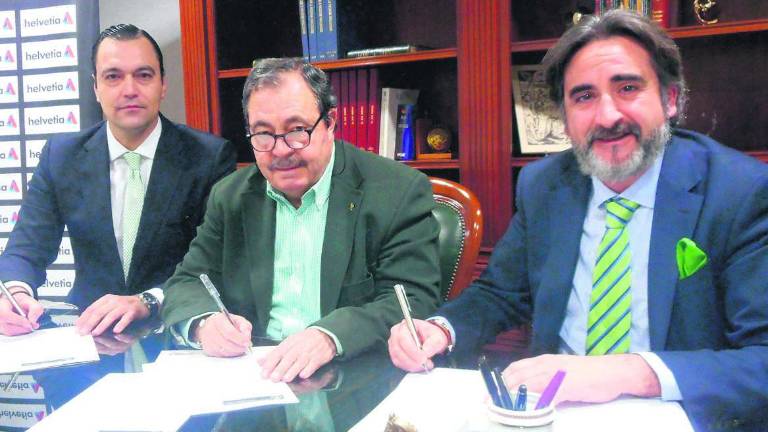Una estrecha colaboración para ayudar a los colegiados Una estrecha colaboración para ayudar a los colegiados