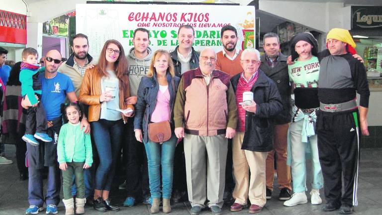 Casi mil kilos de solidaridad cofrade para Cáritas local